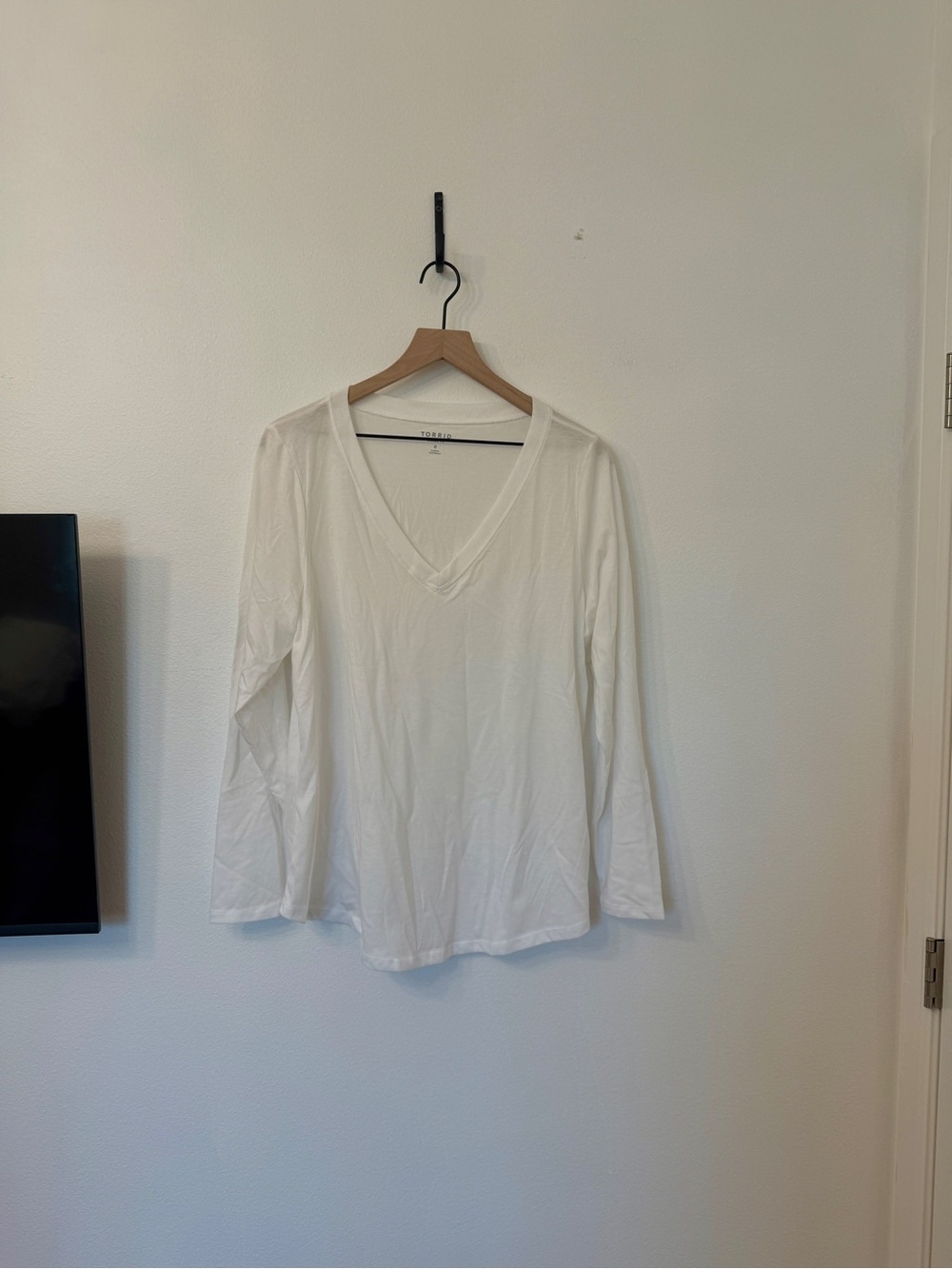 torrid White V-Neck Long Sleeve Tee